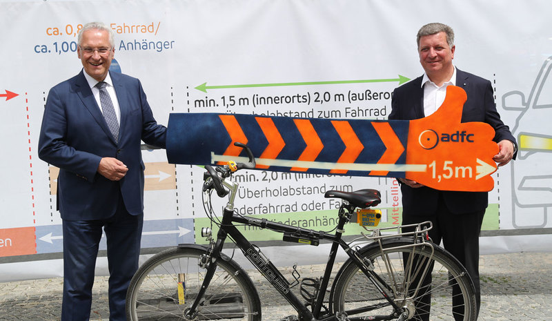 Mittwoch, 13. Juli 2022; Mehr Sicherheit für Fahrradfahrer: Innenminister Joachim Herrmann setzt sich gemeinsam mit Verkehrsminister Christian Bernreiter, ADFC und ADAC für die Einhaltung der Mindestabstandsregel beim Überholen ein. Wenn sich Autofahrer und Radfahrer gemeinsam an die Regeln halten, können viele und vor allem schwere Verkehrsunfälle verhindert werden, so Herrmann.
Copyright: Sammy Minkoff
