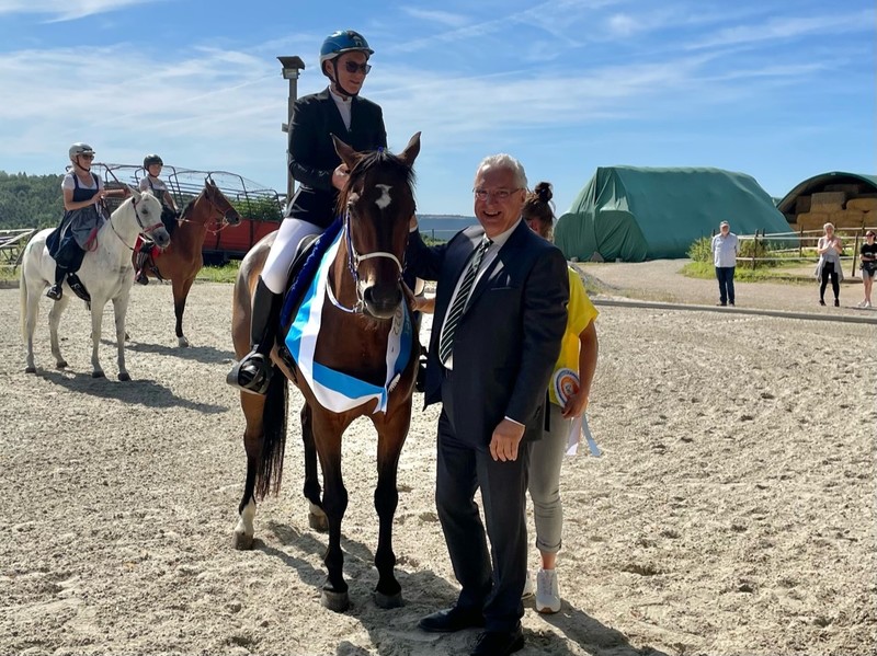 Sonntag, 17. Juli 2022, Sportminister Joachim Herrmann bei der Siegerehrung der Bayerischen Meisterschaft im Distanzreiten auf der Wunderburg in Marloffstein