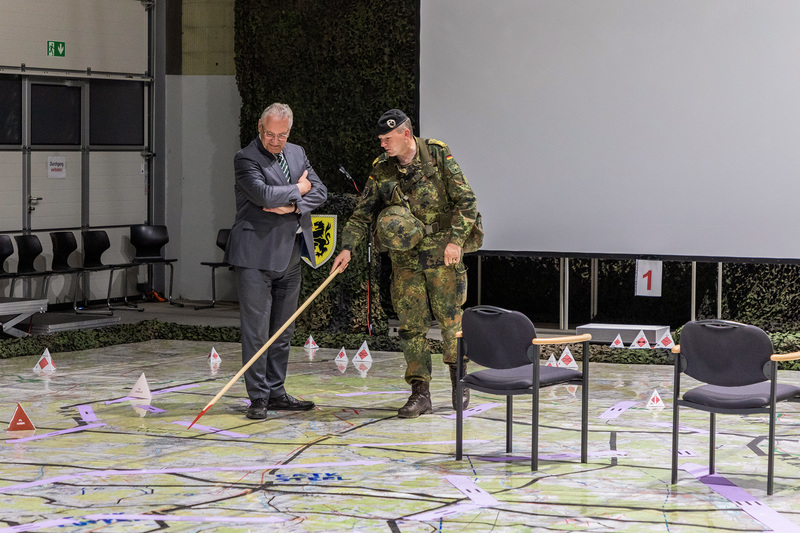 Sonntag, 17. Juli 2022; Innenminister Herrmann besuchte den Truppenübungsplatz der Rhön-Kaserne in Wildflecken. Bei einer Führung über das Gelände verschaffte er sich einen Eindruck über die Gefechtsstandübung Schneller Degen 2022, einer computerunterstützten Stabsübung, mit der sich digitale Führungsprozesse erproben lassen.
Copyright: Bundeswehr