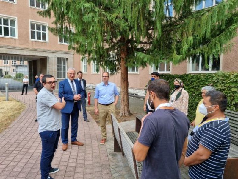 Freitag, 29. Juli 2022; Bayerns Innenminister Joachim Herrmann besuchte den Himbeerpalast in Erlangen, der als vorübergehende Notunterkunft für Flüchtlinge genutzt wird. Neben den mehr als 148.000 ukrainischen Flüchtlingen sind auch die regulären Zugangszahlen im Asylbereich wieder enorm angestiegen. Die bayerischen ANKER-Zentren sind zu mehr als 90 Prozent ausgelastet. Auch vielen Ukrainern ist es nicht möglich, sich selbst am freien Markt Wohnraum zu beschaffen", so Herrmann.
Copyright: Stadt Erlangen