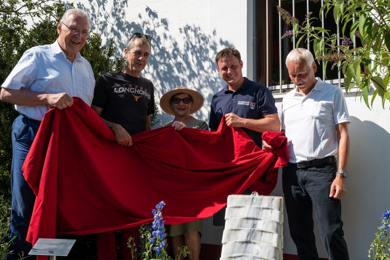 Mittwoch, 3. August 2022; Innenminister Joachim Herrmann bei der Einweihung des "Pyramidenbrunnen" in Erlangen - Tennenlohe bei der Freiwilligen Feuerwehr. Der Brunnen stammt vom verstorbenen Erlanger Künstler Bernhard Rein.