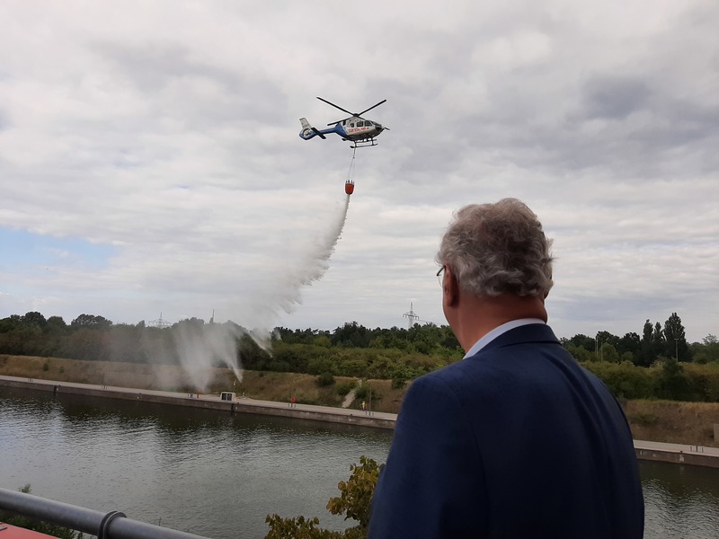 Mittwoch, 24. August 2022; Innenminister Joachim Herrmann informierte sich gemeinsam mit Pressevertretern bei der Integrierten Leitstelle Nürnberg über deren vielfältiges Aufgabenspektrum. Hier eine Demonstration des Löschhubschraubers.