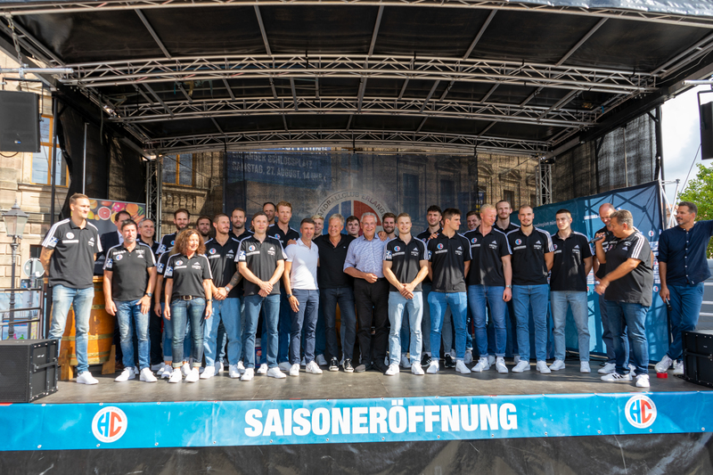 Samstag, 27. August 2022; die Mannschaft des Erlanger HC stellt sich am Schloßplatz in Erlangen vor. Mit dabei Sportminister Joachim Herrmann.