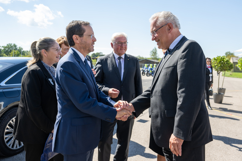 Montag, 5. September 2022; Innenminister Joachim Herrmann begrüßt den Staatspräsidenten des Staates Israel, Jitzchak Herzog, bei der Gedenkveranstaltung anlässlich 50 Jahre Olympiaattentat auf dem Fliegerhorst in Fürstenfeldbruck.
Copyright: Sebastian Widmann / StMI