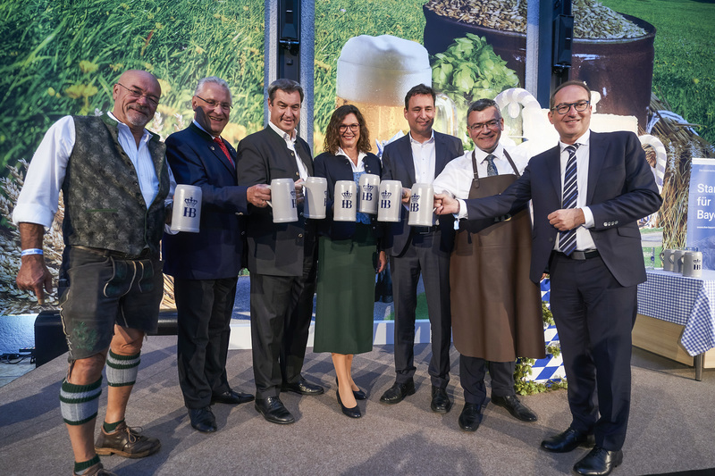 Mittwoch, 7. September 2022, O'zapft is! Innenminister Joachim Herrmann nahm am Berliner Auftakt zum Münchner Oktoberfest der Vertretung des Freistaats Bayern beim Bund teil.
(von links) vbw Präsident Wolfram Hatz, Innenminister Joachim Herrmann, Ministerpräsident Dr. Markus Söder, Landtagspräsidentin Ilse Aigner,Justizminister Georg Eisenreich, Staatsminister Dr. Florian Herrmann, Vorsitzender der CSU Landesgruppe Alexander Dobrindt.
Copyright: Bayerische Staatskanzlei | Henning Schacht
