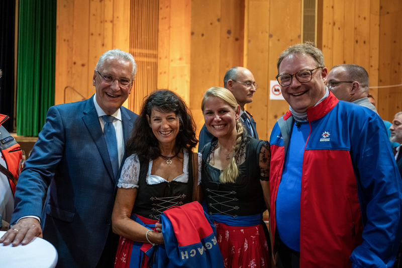 Donnerstag, 8. September 2022; Helferempfang als Dank für den großartigen Einsatz beim Zugunglück in Burgrain und beim G7-Gipfel auf Schloss Elmau. "Rund 750 Einsatzkräfte haben am Unglückstag in kürzester Zeit und unter schwierigsten Bedingungen vor Ort den Rettungseinsatz vorbildlich organisiert und erfolgreich durchgeführt. Und nur wenige Wochen später konnten wir Dank des großen Engagements die Herausforderungen des G7-Gipfels vorbildlich meistern. Dafür Ihnen allen von Herzen Vergelts Gott!", so Innen- und Kommunalminister Joachim Herrmann.
Copyright: Sebastian Widmann / StMI