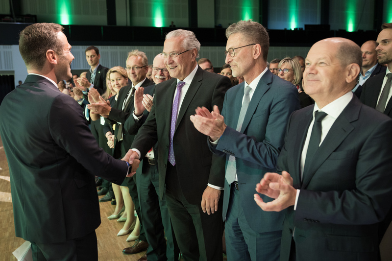 Mittwoch, 14. September 2022: Länderübergreifendes Zusammenwirken als Schlüssel zur Gewährleistung Innerer Sicherheit in einer modernen Welt: Bayerns Innenminister Joachim Herrmann nimmt als Vorsitzender der Innenministerkonferenz am 27. Bundeskongress der Gewerkschaft der Polizei teil und spricht nach der Rede des Bundeskanzlers ein Grußwort zu aktuellen und künftigen Herausforderungen der Inneren Sicherheit. Im Bild mit Bundeskanzler Olaf Scholz und GdP-Bundesvorsitzendem Jochen Kopelke.
Copyright: GdP/Kay Herschelmann