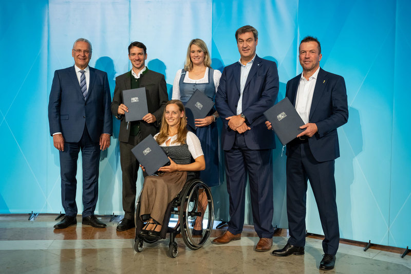 Donnerstag, 15. September 2022; Sie stehen für Verantwortungsbewusstsein, Zuverlässigkeit und Fairness und sollen die positiven Werte des Sports sichtbar machen: Ministerpräsident Dr. Markus Söder ernennt im Beisein von Sportminister Joachim Herrmann die neuen Bayerischen Botschafter des Sports, die dem bayerischen Sport nach außen ein Gesicht geben und als wichtige Ansprechpartner für die Anliegen des Sports dienen sollen. Im Bild von links: Felix Neureuther, Anna Schaffelhuber, Natalie Geisenberger und Lothar Matthäus.
Copyright: Sebastian Widmann