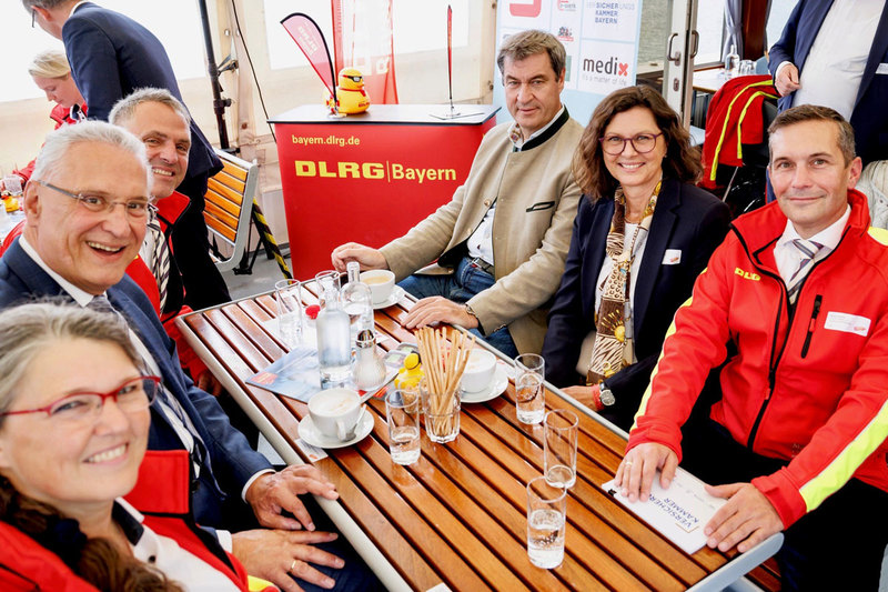 Donnerstag, 15. September 2022; Innenminister Joachim Herrmann hat anlässlich des 'Tages der Wasserrettung' der Deutschen Lebens-Rettungs-Gesellschaft (DLRG) Bayern am Tegernsee, an dem auch Ministerpräsident Dr. Markus Söder und Landtagspräsidentin Ilse Aigner teilnahmen, allen Mitgliedern der DLRG für deren unermüdlichen Einsatz, Herzblut und großartiges Engagement gedankt. "Sie sind großartige Vorbilder. In kaum einem anderen Land Deutschlands finden wir eine so aktive Bürgergesellschaft, einen so starken freiwilligen Einsatz für die Gemeinschaft", lobte Herrmann. Im Bild u.a. mit Ute Vogt, Präsidentin der DLRG (1.v.l.), und Dr. Manuel Friedrich, Präsident der DLRG Bayern (3.v.l.).
Copyright: Bayerische Staatskanzlei