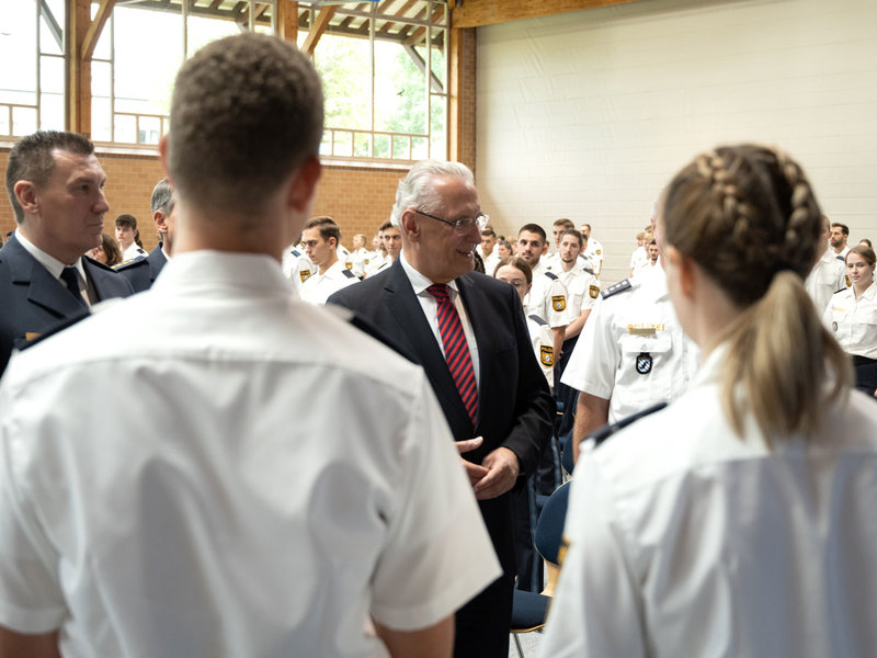 Freiag, 16. September 2022; "Wertvolle Verstärkung": Innenminister Joachim Herrmann begrüßt rund 140 neu eingestellte Polizistinnen und Polizisten in der VII. Bereitschaftspolizeiabteilung Sulzbach-Rosenberg - stellvertretend für die gesamten Neueinstellungen zum 1. September 2022. Insgesamt haben in diesem Monat rund 870 Nachwuchsbeamtinnen und -beamte ihre Ausbildung beziehungsweise ihr Studium bei der Bayerischen Polizei begonnen.
Copyright: Bayer. Bereitschaftspolizei 