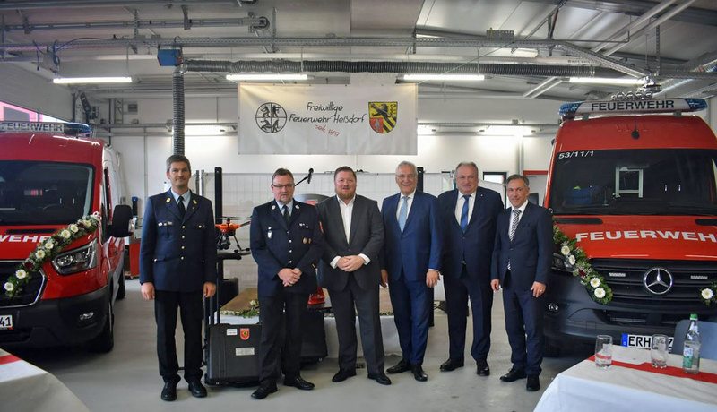 Sonntag, 25. September 2022: Feierliche Einweihungsfeier des neuen Feuerwehrgerätehauses der Freiwilligen Feuerwehr Heßdorf. Innenminister dankte besonders den zahlreichen Ehrenamtlichen, deren Einsatz die schnelle Hilfe in der Not erst möglich macht. "Ihr ehrenamtliches Engagement ist einfach großartig  und unverzichtbar! Im Bild (v.l.): Kreisbrandrat Matthias Rocca, 1. Komandant Peter Bock, 2. Bürgermeister Axel Gotthardt, Staatsminister Joachim Herrmann, Landtagsabgeordneter Walter Nussel und Landrat Alexander Tritthart.
Copyright: FFW Heßdorf