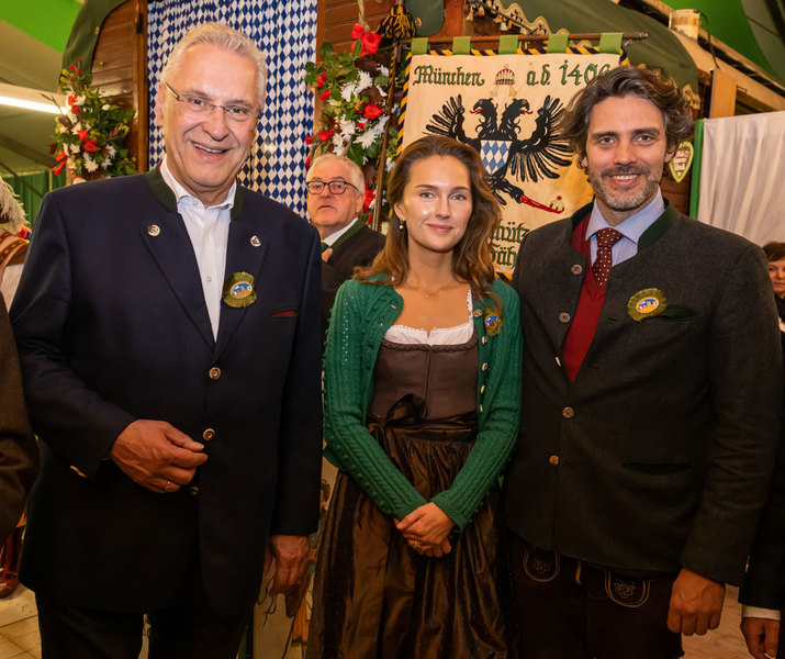Montag, 26. September 2022: Innen- und Sportminister Joachim Herrmann beim Festbankett anlässlich der Ausrufung des Armbrust-Landesschützenkönigs und der Siegerehrung zum Junioren-Wettbewerb 2022 im Armbrustschützenzelt auf dem Münchner Oktoberfest: Bayern ist seit jeher mit dem Schützenwesen eng verbunden. Unsere Schützenvereine sorgen mit ihrer Tracht, ihren Umzügen und solchen Festlichkeiten wie heute dafür, dass jahrhundertealte Traditionen auch zukünftig nicht nur bewahrt, sondern lebendig gehalten werden und nachfolgende Generationen aktiv daran teilhaben können. Im Bild mit Sophie-Alexandra Evekink und Prinz Ludwig von Bayern.
Copyright: Sebastian Widmann