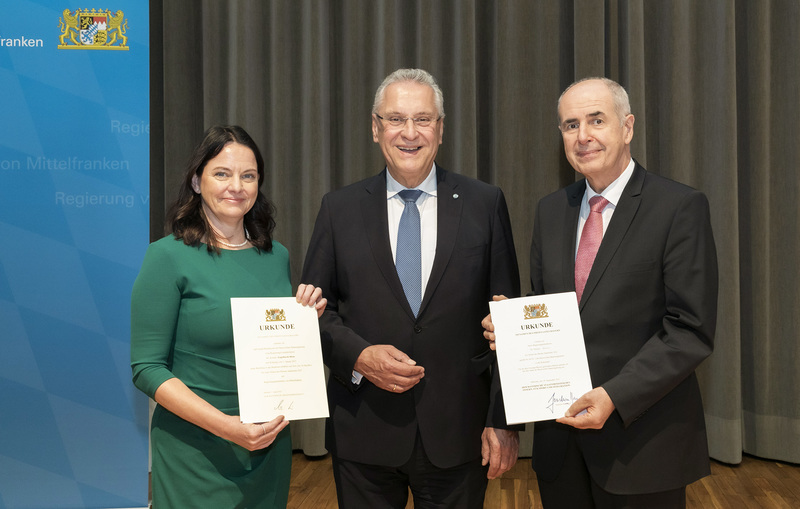 Donnerstag, 29. September 2022: Nach mehr als 14 Jahren an der Spitze der Regierung von Mittelfranken verabschiedete heute Bayerns Innenminister Joachim Herrmann Regierungspräsident Dr. Thomas Bauer in den Ruhestand. Mit Bravour und großem Engagement haben Sie die Regierung von Mittelfranken geführt, lobte der Innenminister. Die neue Regierungspräsidentin Dr. Kerstin Engelhardt-Blum bezeichnete Herrmann als würdige Nachfolgerin, die neben der fachlichen Qualifikation auch noch große Führungskompetenz und Managementqualitäten mitbringe.
Copyright: Giulia Iannicelli