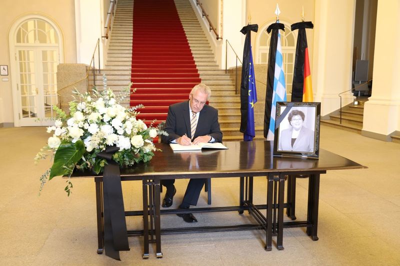 Dienstag, 5. Oktober 2022: Innenminister Joachim Herrmann trauert um die ehemalige Staatsministerin, Stellvertretende Ministerpräsidentin und Landtagspräsidentin Barbara Stamm, die im Alter von 77 Jahren verstorben ist: "Meine Gedanken sind bei ihrer Familie. Barbara Stamm war eine engagierte und warmherzige Persönlichkeit. Sie wird ganz Bayern und auch mir besonders fehlen!&#8291;&#8291; Ein Kondolenzbuch steht allen Bürgerinnen und Bürgern offen. Diese können sich täglich von 10 Uhr bis 18 Uhr in der Friedrich-Bürklein-Halle im Maximilianeum in das Buch eintragen.&#8291; &#8291;Copyright: Bayerisches Innenministerium