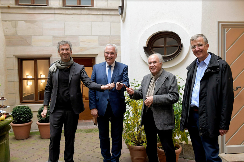 Donnerstag, 13. Oktober 2022: Als Präsident des Stiftungsrats hat Innenminister Joachim Herrmann bei der Schlüsselübergabe für die neuen Räumlichkeiten der Internationalen Orgelwoche (ION) in Nürnberg teilgenommen. "Die ION verbindet sich immer stärker mit der Nürnberger Stadtgesellschaft und ist ein alljährlicher Fixstern an unserem fränkisch-bayerischen Kulturfirmament! In den neuen Räumlichkeiten wird das ION-Team auch künftig großartige Programme für uns erstellen", sagte Herrmann in seiner Rede.
Copyright: Musikfest ION