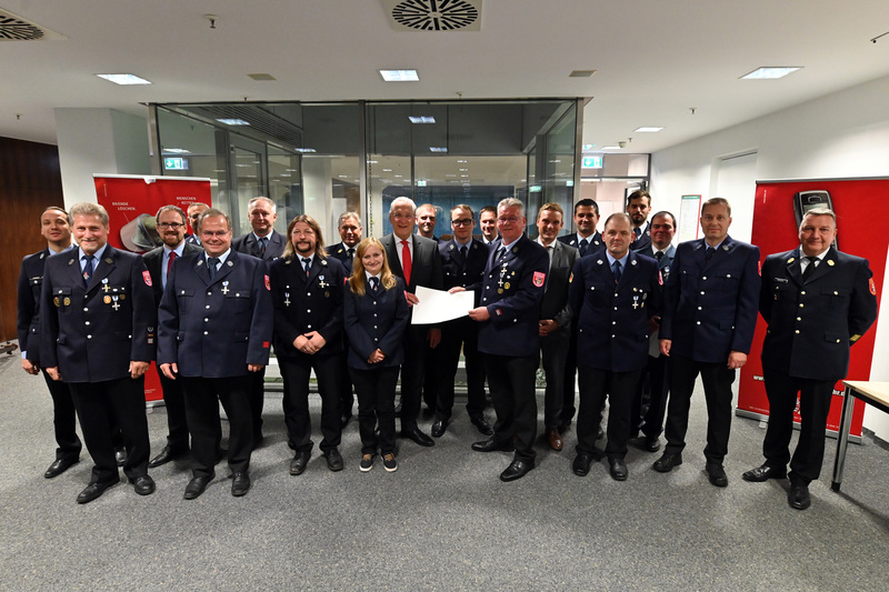 Freitag, 14. Oktober 2022: Echt Ehrensache: Innenminister Joachim Herrmann nahm am Ehrungsabend von Feuerwehr und THW Erlangen teil und dankte den Geehrten für ihr langjähriges Engagement im Ehrenamt: "Sie sind unermüdlich für unser aller Schutz und Sicherheit im Einsatz! Dafür danke ich Ihnen von Herzen!"

Copyright: FFW Erlangen