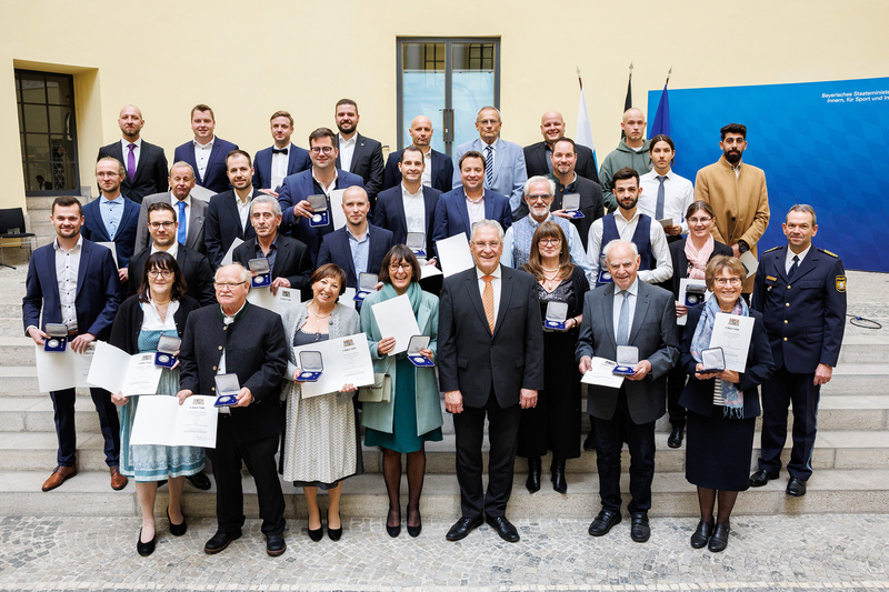 Mittwoch, 19. Oktober 2022: Innenminister Joachim Herrmann hat heute 31 Bürgerinnen und Bürgern die Medaille für Verdienste um die Innere Sicherheit (Courage-Medaille) verliehen: Unsere Courage-Medaille erhält nur, wer durch mutiges und beherztes Handeln einen wertvollen Beitrag zur Inneren Sicherheit in unserem Land geleistet hat. Unsere Geehrten sind großartige Vorbilder für Zivilcourage.
Copyright: StMI/Matthias Balk