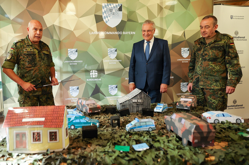 Donnerstag, 20. Oktober 2022: Verstärkte Kooperation von Polizei und Bundeswehr bei lebensbedrohlichen Einsatzlagen: In der Sanitätsakademie der Bundeswehr in München fand heute ein Führungskräfteworkshop mit rund 65 hochrangigen Führungskräften aller Präsidien der Bayerischen Polizei und Bundeswehreinheiten aus ganz Deutschland statt. "Ziel ist, dass wir die Ressourcen der Bundeswehr bei Terroranschlägen oder anderen lebensbedrohlichen Einsatzlagen zur Unterstützung der Polizei bestmöglich einsetzen können", erklärte Bayerns Innenminister Joachim Herrmann.
Copyright: Alexandra Beier 