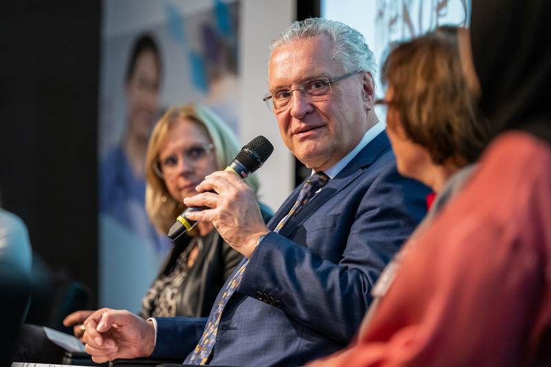 Mittwoc, 26. Oktober 2022: Die 'YEY!'-Familie ist eine lebendige Erfolgsgeschichte! Sie leistet einen wichtigen Beitrag zu unserer gemeinsamen Rechts- und Wertebasis und für ein erfolgreiches Zusammenleben in Bayern. Das betonte Bayerns Innen- und Integrationsminister Joachim Herrmann heute beim Zweiten Symposium YEY! - Youth - Empower Yourself in München.
Copyright: Sebastian Widmann / StMI