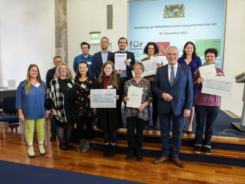Montag, 7. November 2022; Bayerns Innenminister Joachim Herrmann und Regierungspräsidentin Dr. Kerstin Engelhardt-Blum haben heute in Nürnberg die mittelfränkischen Integrationspreise 2022 überreicht. Unsere Ehrenamtlichen haben großen Anteil daran, dass in Bayern Integration hervorragend gelingt. Herzlichen Dank für das außerordentliche Engagement! Machen Sie bitte weiter so, Sie sind Vorbilder, lobte Herrmann die Ehrenamtlichen.
Copyright: Regierung von Mittelfranken