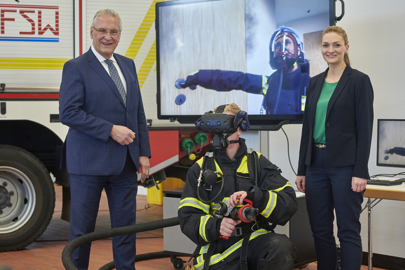 Montag, 7. November 2022: Bayerns Innenminister Joachim Herrmann und Digitalministerin Judith Gerlach haben heute an der Staatlichen Feuerwehrschule in Würzburg die neue virtuelle Trainingsanlage zur Bekämpfung von Bränden im Innenbereich vorgestellt. Künftig können unsere Feuerwehrleute hier ohne aufwändige Vorbereitung von Übungsszenarien mit einer so genannten Virtual-Reality-Brille in Simulationen realitätsnah und gefahrlos alle denkbaren Einsatz-Situation durchspielen, betonte Herrmann.
Copyright: Rainer Wengel/BayStMI