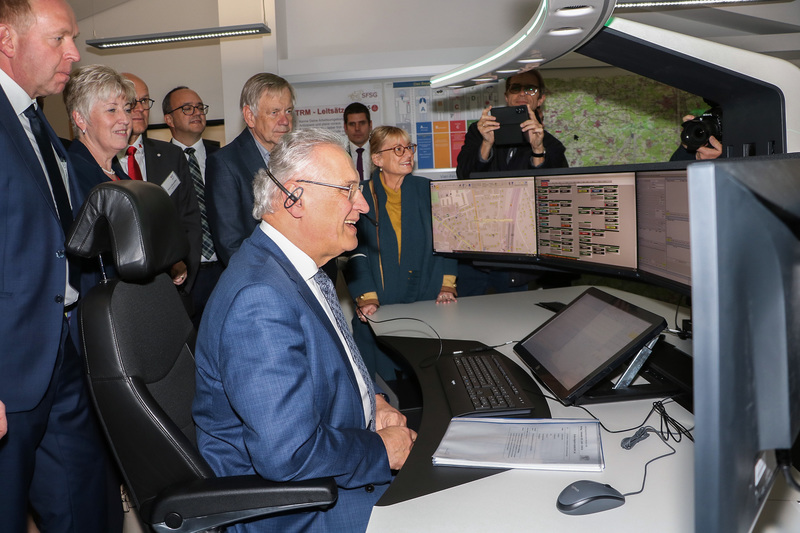 Montag, 7. November 2022; Innenminister Joachim Herrmann gratuliert der Integrierten Leitstelle Mittelfranken Süd zum zehnjährigen Jubiläum: "Seit nunmehr zehn Jahren nehmen die Mitarbeiterinnen und Mitarbeiter die Notrufe für Rettungsdienst und Feuerwehr unter der 112 entgegen. Tag für Tag und rund um die Uhr stellen sie sich aufs Neue dieser verantwortungsvollen Tätigkeit. Das verdient unser aller Dank und Respekt!"
Copyright: BRK KV Südfranken