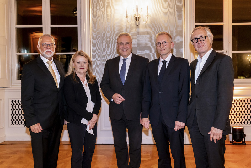 Dienstag, 8. November 2022; Innenminister Joachim Herrmann nahm an dem Festakt anlässlich 50 Jahre Bayerische Architektenversorgung im Schloss Nymphenburg in München teil. "Als langjähriger, ehemaliger Bayerischer Bauminister liegt mir der Berufsstand der Architekten, der Innen- und Landschaftsarchitekten und der Stadtplaner unverändert sehr am Herzen", so Herrmann. Auf dem Foto: Frank Böhme (Stellv. Vorsitzender des Landes- und Verwaltungsausschusses der BArchV), Prof. Lydia Haack (Präsidentin der Bayerischen Architektenkammer), Innenminister Joachim Herrmann, John Höpfner (Vorsitzender des Landesausschusses der BArchV), Hartmut Rüdiger (Vorsitzender des Verwaltungsausschusses der BArchV)
Copyright: Carolin Jacklin