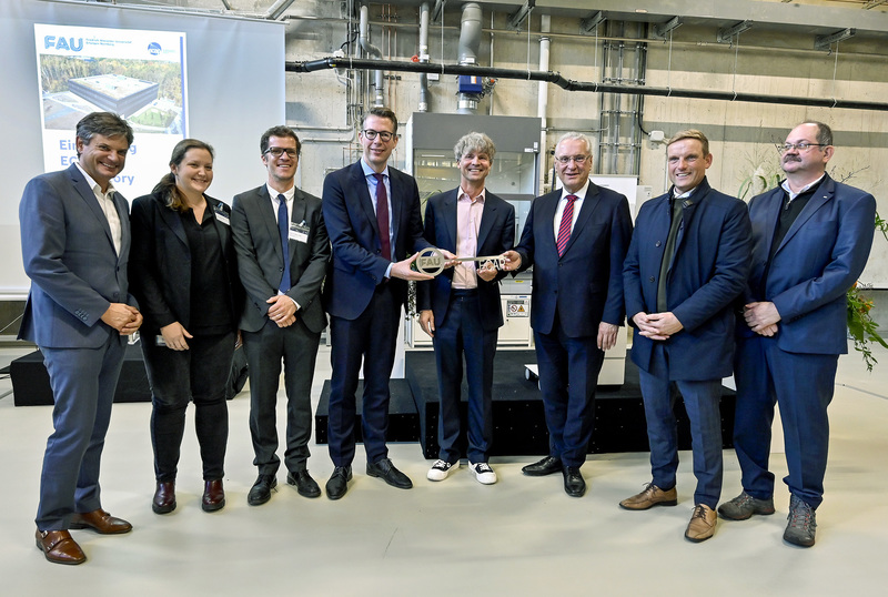 Donnerstag, 10. November 2022; Spitzenforschung mit großer Strahlkraft: Der Neubau für das Erlangen Centre for Astroparticle Physics (ECAP-Laboratory) der FAU Erlangen-Nürnberg ist abgeschlossen. Das ECAP-Labor bietet perfekte Bedingungen für die Forschung auf dem Gebiet der Astroteilchenphysik, so Innenminister Joachim Herrmann bei der heutigen offiziellen Einweihungsfeier.
Copyright: FAU/Harald Sippel