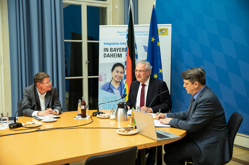 Donnerstag, 10. November 2022: Unter dem Motto Ukraine Spezial ging das Veranstaltungsformat Dialog digital in die dritte Runde. Zu diesem virtuellen Forum hatte Bayerns Innen- und Integrationsminister Joachim Herrmann ehrenamtliche Helferinnen und Helfer aus ganz Bayern eingeladen. Wir wissen nicht, wie lange dieser Krieg noch andauern wird und wie lange die geflüchteten Menschen bei uns bleiben. Aber wir werden alles daransetzen, dass diejenigen, die zu uns kommen, auch gut in unserer Gesellschaft ankommen", betonte der Minister. 
Copyright: Bayerisches Innenministerium