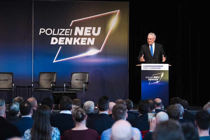 Freitag, 11. November 2022; Innenminister Joachim Herrmann hielt anlässlich des Landeskongresses der Deutschen Polizeigewerkschaft (DPolG) Bayern in Garching eine Rede. Der Kongress steht unter dem Motto Polizei neu denken. Herrmann: Die turbulenten Zeiten bringen große Herausforderungen mit sich und machen Veränderungen in vielen Bereichen der Bayerischen Polizei erforderlich. Unsere Einsatzkräfte setzen sich mit einem außerordentlichen Engagement für die Weiterentwicklung der Organisation der Bayerischen Polizei ein. Ein herzliches Vergelts Gott dafür!
Copyright: DPolG/Markus Haiß