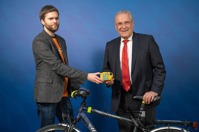 Montag, 14. November 2022; Welche Seitenabstandsregeln gelten beim Überholen von Radfahrern für Autofahrer seit April 2020? In einem gemeinsamen Übergabetermin mit dem ADFC Bayern wurde der Abstandsmesser OpenBikeSensor an ein Dienstrad des Bayerischen Innenministeriums angebracht. Wenn sich Autofahrer und Radfahrer gemeinsam an die Regeln halten, können viele und vor allem schwere Verkehrsunfälle verhindert werden, so Bayerns Innenminister Joachim Herrmann. Innerorts gilt ein Abstand von 1,5 Metern, außerorts reichen 2 Meter.
Copyright: Bayerisches Innenministerium