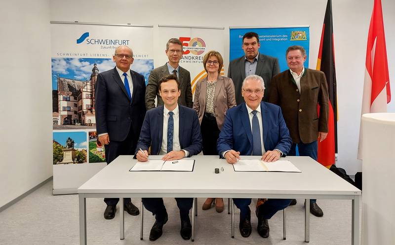 Mittwoch, 16. November 2022; Weiterbetrieb der ANKER-Einrichtung und Errichtung des Industrie- und Gewerbeparks: Der Vertrag zwischen dem Freistaat Bayern und dem Zweckverband Interkommunaler Gewerbepark Conn Barracks wurde heute im Landkreis Schweinfurt unterzeichnet  ein zukunftsweisender Kompromiss, der den berechtigten Interessen aller Beteiligten gerecht wird, findet Innen- und Integrationsminister Joachim Herrmann.
Copyright: Landratsamt Schweinfurt