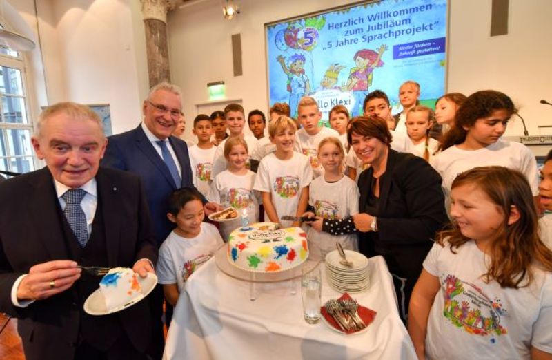 Freitag, 18. November 2022; Das Sprachprojekt Hallo Klexi  wir lernen Deutsch als Zweitsprache der Stiftung Nürnberger Versicherung feiert sein fünfjähriges Bestehen. Hallo Klexi ist ein hervorragendes Integrationsprojekt, das Kindern im Kindergarten- und Grundschulalter sehr erfolgreich dabei hilft, Deutsch als Zweitsprache zu erlernen, lobte Bayerns Innen- und Integrationsminister Joachim Herrmann beim heutigen Festakt.
Copyright: NÜRNBERGER Versicherung
