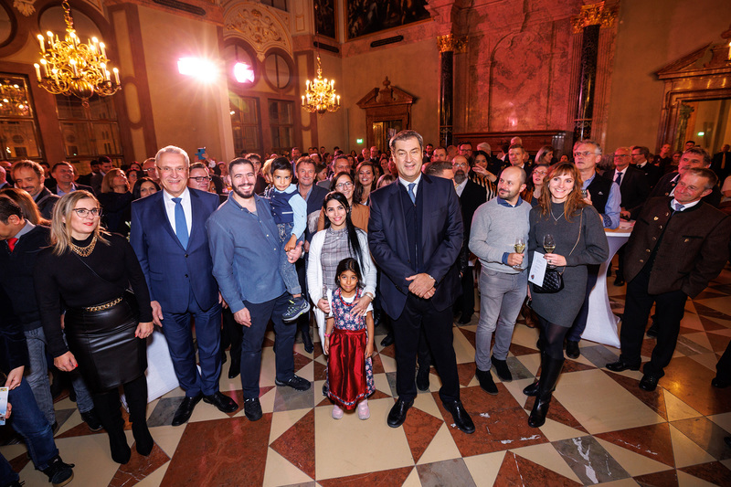 Montag, 21. November 2022; Ministerpräsident Dr. Markus Söder und Bayerns Innen- und Integrationsminister Joachim Herrmann haben beim Neubürgerempfang in der Residenz in München rund 650 neue deutsche Staatsbürgerinnen und Staatsbürger begrüßt. Herrmann: Mit Ihrer Einbürgerung setzen Sie ein starkes Signal für Deutschland und zeigen, dass Sie sich bei uns wohlfühlen, gern hier leben und ein Teil unserer deutschen Gesellschaft sein wollen.
Copyright: Matthias Balk/StMI