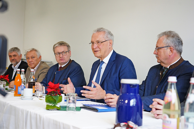 Montag, 28. November 2022; Innenminister Herrmann hat auf Einladung von MdL Josef Zellmeier am Fachgespräch zur Notarztversorgung in der Region Straubing-Bogen teilgenommen. Die Notarztversorgung wird von verschiedenen Faktoren beeinflusst und ist ein vielschichtiges System, an dem zahlreiche Akteure zusammenwirken. Ein persönlicher Austausch zu diesem Thema ist mir daher auch persönlich ein besonders wichtiges Anliegen, betonte Herrmann.
Copyright: Elisabeth Landinger, Klinik Bogen