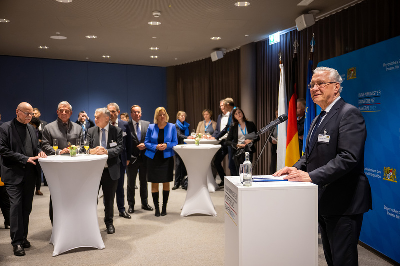 Mittwoch, 30. November 2022; Auftakt zur Herbstsitzung der Innenministerkonferenz (IMK) in München: IMK-Vorsitzender und Bayerns Innenminister Joachim Herrmann begrüßte die Innenminister und -senatoren der Länder sowie Bundesinnenministerin Feaser in München. Angesichts des schrecklichen Kriegs in der Ukraine, der hohen Zahl an Flüchtlingen, der steigenden Cyber-Kriminalität und der latenten Gefahr von Natur- oder technischen Katastrophen ist unsere vertrauensvolle Zusammenarbeit wichtiger denn je, betonte Herrmann.
Copyright: Sebastian Widmann / StMI