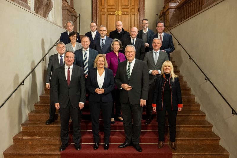 Donnerstag, 1. Dezember 2022; Nach einem arbeitsreichen Tag mit konstruktiven und zielführenden Gesprächen versammelten sich die Teilnehmerinnen und Teilnehmer der Innenministerkonferenz zu einem gemeinsamen Foto. Die heutigen Themen waren ernst, die aktuellen Herausforderungen sind groß und vielfältig. Mit großem Teamgeist haben wir wie gewohnt länderübergreifend zusammengearbeitet und Lösungen gefunden, so der IMK-Vorsitzende und Innenminister Joachim Herrmann.
Copyright: Sebastian Widmann / StMI