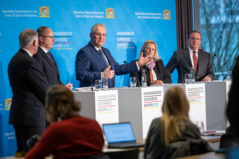 Freitag, 2. Dezember 2022; Herrmann, Faeser, Pistorius und Beuth stellen die Ergebnisse der Innenministerkonferenz vor: Diskussionen über die Flüchtlings- und Asylpolitik, dringend notwendige Investitionen im Bevölkerungs- und Katastrophenschutz sowie der Umgang mit Straftaten von Klimaaktivisten standen im Mittelpunkt der Innenministerkonferenz, die heute in München zu Ende gegangen ist. Die Städte und Gemeinden in Deutschland sind am Limit. Wir fordern vom Bund deshalb, sich nicht nur zu seiner finanziellen Verantwortung im Bereich der Unterbringung von Asylbewerbern und Flüchtlingen zu bekennen. Sondern es muss auch weitere konkrete Maßnahmen zur Unterstützung der Länder geben.
Copyright: Sebastian Widmann / StMI