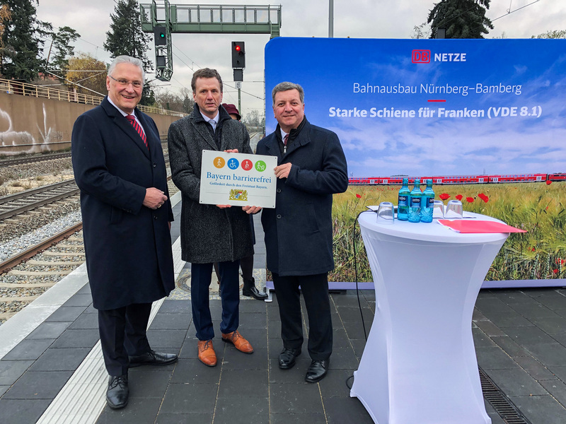 Mittwoch, 7. Dezember 2022; Heute war Innenminister Joachim Herrmann gemeinsam mit Verkehrsminister Christian Bernreiter bei der Inbetriebnahme der S-Bahn-Haltestelle Fürth-Klinikum. Anschließend besuchten Herrmann, Bernreiter und Bayerns DB-Chef Klaus-Dieter Josel auch den Bahnhof Eltersdorf und informierten sich über den Baufortschritt. Herrmann: Die Strecke zwischen Nürnberg und Erlangen hat das höchste Fahrgastaufkommen im gesamten S-Bahn-Netz Nürnberg. Wenn aus Klimaschutzgründen möglichst viele öffentliche Verkehrsmittel genutzt werden sollen, dann müssen diese auch die entsprechenden Kapazitäten haben sowie gut erreichbar und barrierefrei ausgebaut sein.
Copyright: StMB