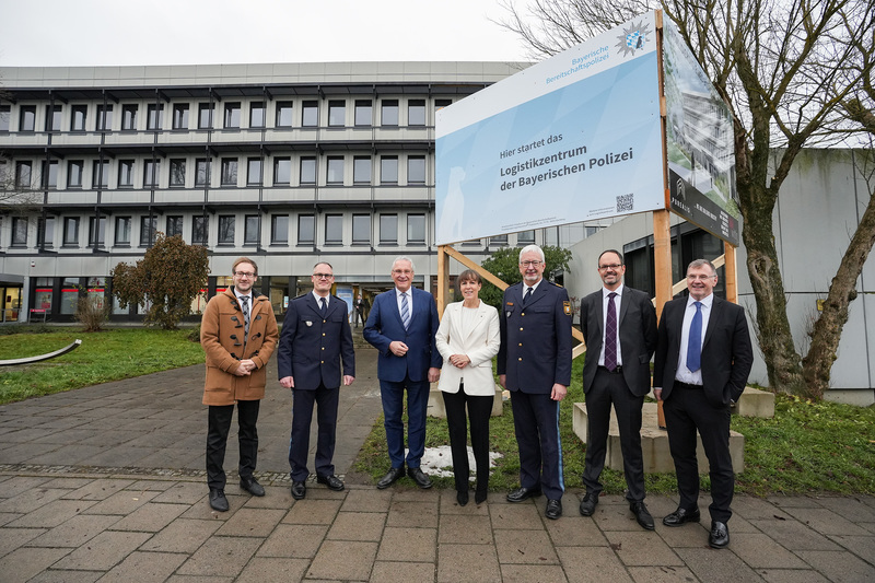 Donnerstag, 8. Dezember 2022; Das neue Logistikzentrum der Bayerischen Polizei (LZBP) nimmt Fahrt auf! Es soll voraussichtlich im März 2023 mit zunächst 15 Beschäftigten in den Betrieb gehen. Im Endausbau werden dort bis zu 200 Arbeitsplätze entstehen. Unser neues LZBP läutet nicht nur ein neues Zeitalter im Beschaffungswesen der Bayerischen Polizei ein, das LZBP ist auch eine wichtige Stärkung für die Region Hof, betonte Herrmann.
Copyright: Bayerische Polizei