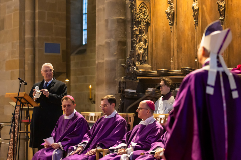 Sonntag, 11. Dezember 2022; Innenminister Joachim Herrmann verabschiedete bei einer Eucharistiefeier in Bamberg Erzbischof Dr. Ludwig Schick. Herrmann: Lieber Alterzbischof Dr. Schick, ich freue mich auf viele weitere gute Begegnungen und wünsche Ihnen alles erdenklich Gute: stabile Gesundheit, viel Freude und Glück und vor allem natürlich Gottes Segen!
Copyright: Pressestelle Erzbistum Bamberg / Dominik Schreiner
