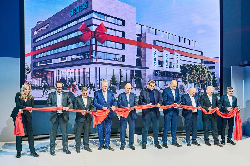Montag, 19. Dezember 2022: Feierliche Einweihung des Siemens Campus Erlangen: Innenminister Joachim Herrmann nahm an der Eröffnungsfeier zum neuen Labor- und Empfangsgebäude des Siemens Campus Erlangen teil. Als offener Stadtteil mit insgesamt 540.000 Quadratmetern Fläche steht der Campus für innovatives und nachhaltiges Bauen und zählt zu den weltweit größten Immobilienprojekten von Siemens.
Copyright: Siemens AG