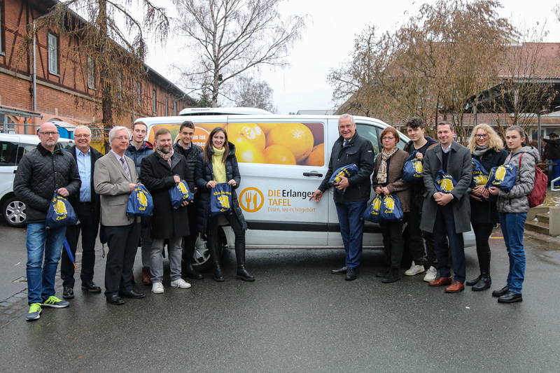 Mittwoch, 21. Dezember 2022 Erlangen; gemeinsam mit der Jungen Union Erlangen und mehreren CSU Stadträten besuchte Innenminister Joachim Herrmann die Erlanger Tafel. Die Junge Union hatte vor 10 Tagen Spenden für bedürftige Kinder eingesammelt, die dort verteilt wurden. Dazu kam noch eine Großspende der Firma Lidl. Herrmann informierte sich in einem Gespräch mit Vertretern der Diakonie Erlangen von der die Tafel gemanagt wird über die aktuellen Herausforderungen, vor allem die stark gestiegene Nachfrage. Zugleich dankte Herrmann den über 200 ehrenamtlichen Helferinnen und Helfern für ihr beständiges Engagement.
Foto: Diakonie Erlangen

