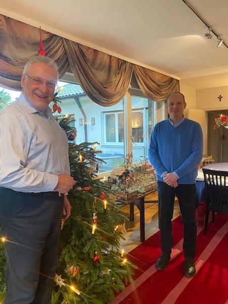 Freitag, 6. Januar 2023; Am Dreikönigstag waren heute auch wieder die Sternsinger zu Besuch. Anschließend sprach unser Gemeindepfarrer Schüpferling die Segensworte.