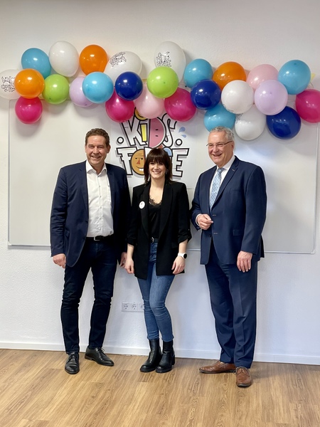 Samstag, 7. Januar 2023; Sportminister Joachim Herrmann bei der Einweihung des Kids Force in Fürth mit Geschäftsführerin Annika Lechner und dem Fürther Bürgermeister  Markus Braun. Kids Force soll Kindern und Jugendlichen helfen, ihr Übergewicht zu reduzieren und sich gesund zu ernähren.