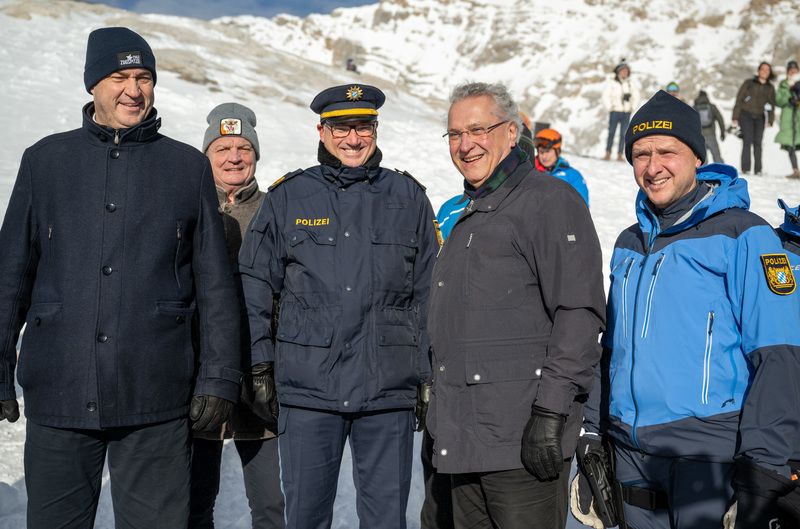 Mittwoch, 4. Januar 2023; Innenminister Herrmann warnt bei einem Pressetermin des Kuratoriums für alpine Sicherheit auf der Zugspitze vor hohen Unfallgefahren beim Wintersport. Es können tödliche Gefahren lauern. Überschätzen Sie sich nicht und nehmen Sie die Gefahren in den Alpen ernst! Gemeinsam mit unseren Polizeibergführern ist das Kuratorium für alpine Sicherheit ein ausgezeichnetes Team für mehr Sicherheit in den bayerischen Bergen.
Copyright: Sebastian Widmann / StMI