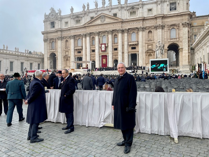 Donnerstag, 5. Januar 2023; In Gedenken an Papst Benedikt XVI.: Innenminister Joachim Herrmann nahm an der Trauerfeier für Papst Benedikt XVI. im Vatikan teil. Herrmann: Ich gedenke in großer Dankbarkeit des verstorbenen Papstes Benedikt und erinnere mich gerne der vielen Begegnungen mit ihm als Münchner Erzbischof und später als Papst, zuletzt im Mai im Vatikan.
Copyright: Bayerisches Innenministerium