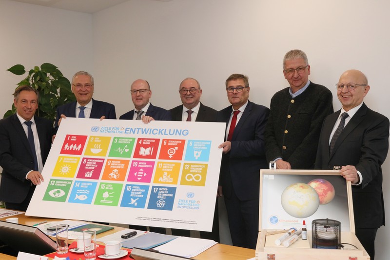 Mittwoch, 11. Januar 2023; Im Beisein von Innenminister Joachim Herrmann hat die Stadt- und Kreissparkasse Erlangen Höchstadt Herzogenaurach ihr Nachhaltigkeitskonzept vorgestellt. Seit 2017 hat die Stadt- und Kreissparkasse die CO2-Emission in ihren Filialen bereits um 31 Prozent reduziert. Herrmann lobte die Sparkasse als ein Vorbild für die Bürgerinnen und Bürger. 
Copyright: Kurt Fuchs