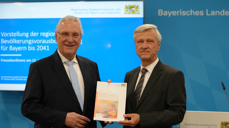 Donnerstag, 12. Januar 2023; Bayerns Innenminister Joachim Herrmann und Dr. Thomas Gößl, Präsident des Bayerischen Landesamts für Statistik, stellen die Bevölkerungsprognose bis zum Jahr 2041 vor: Die bayerische Bevölkerung befindet sich bis ins Jahr 2041 auf Wachstumskurs.
Copyright: Bayerisches Innenministerium