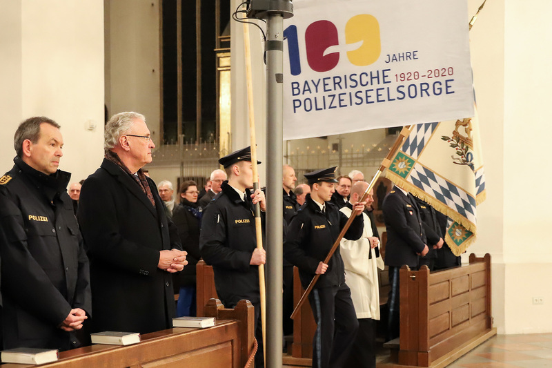 Donnerstag, 19. Januar 2023; Beim traditionellen Polizeigottesdienst im Münchner Liebfrauendom zu Ehren des Heiligen Sebastian, dem Schutzpatron der Polizei, hat Innenminister Joachim Herrmann mehr Respekt vor Einsatzkräften angemahnt. Herrmann: Deutschlandweit werden Einsatzkräfte von Polizei, Rettungsdienst und Feuerwehr immer wieder zur Zielscheibe von verbalen und körperlichen Angriffen. In Bayern haben unsere Einsatzkräfte die volle Rückendeckung der Staatsregierung, wie auch der ganz großen Mehrheit der Bevölkerung. Vielen Dank auch für die wichtige Arbeit der Polizeiseelsorgerinnen und -seelsorger.